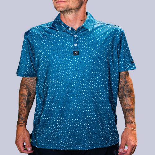 Men’s green polo with white polka dots – retro-modern print with stretch and performance fabric.