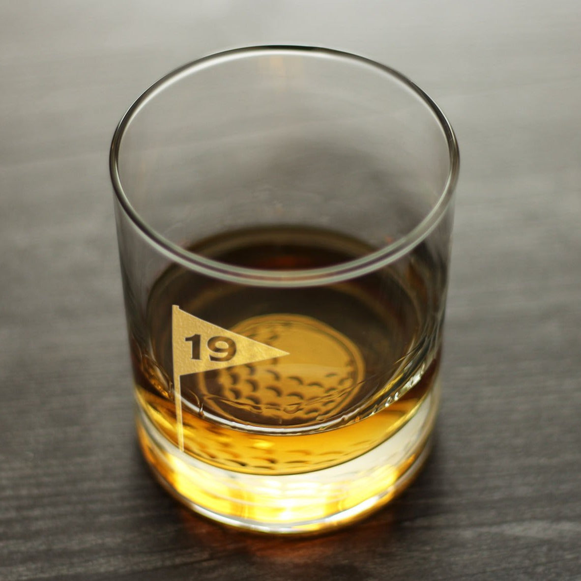 10 oz rocks glass etched with ‘19th Hole’ golf flag design