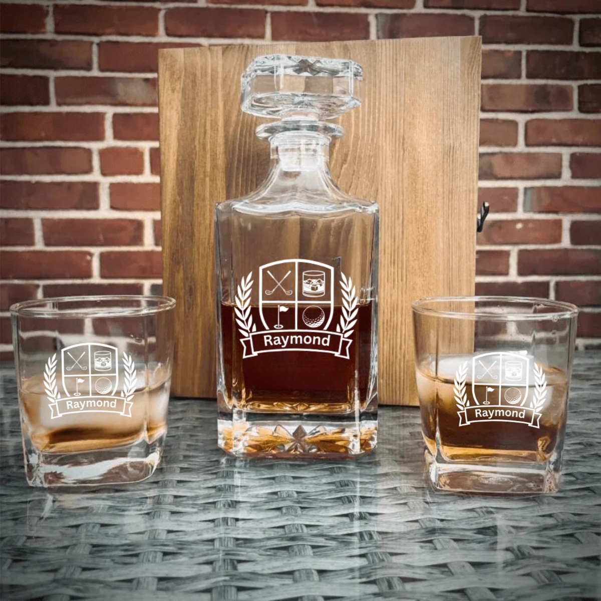 Golfer&#39;s Crest Personalized Decanter Box Set