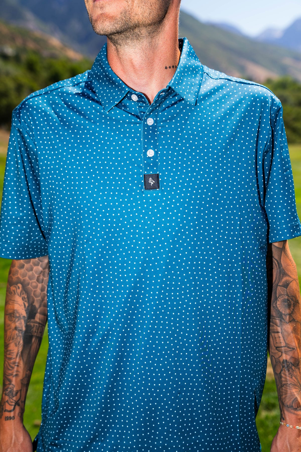 Men’s green polo with white polka dots – retro-modern print with stretch and performance fabric.