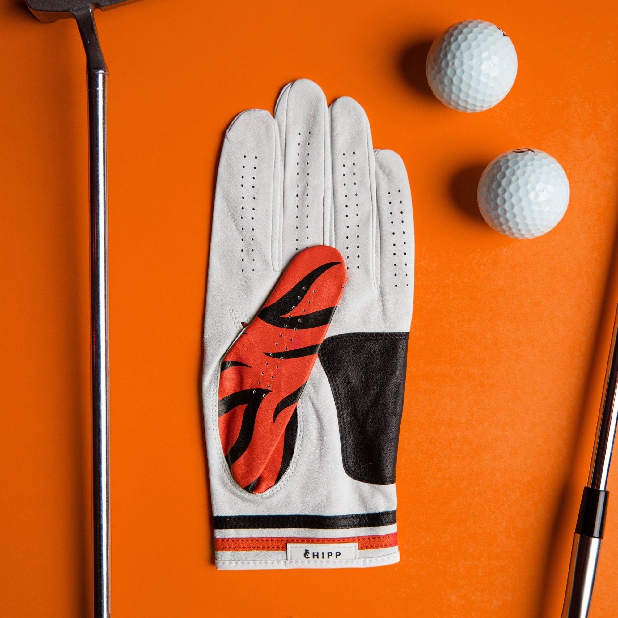 Tiger-patterned cabretta leather golf glove with ventilation and palm pad