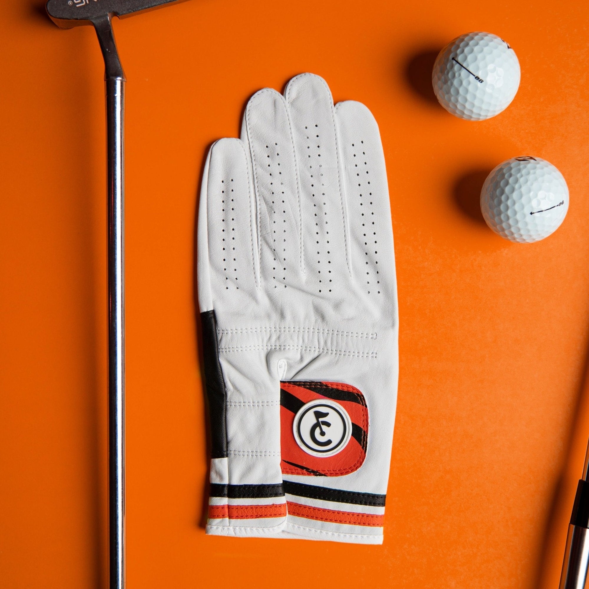 Tiger-patterned cabretta leather golf glove with ventilation and palm pad